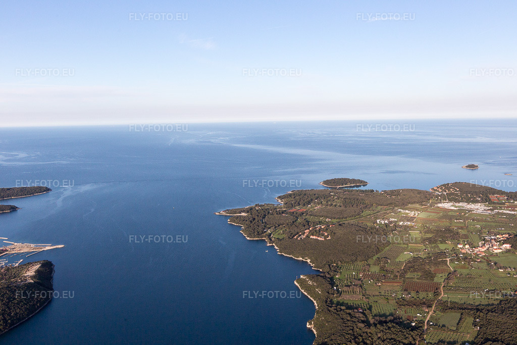 Vue aérienne: Vue de la ville à Vrsar dans le département Gespanschaft Istrien, Croatie. Photo: IMG_106319.jpg prise le 14/04/2018 par Werner Riehm/FLY-FOTO.eu – Résolution de l'original: 5472 x 3648 px