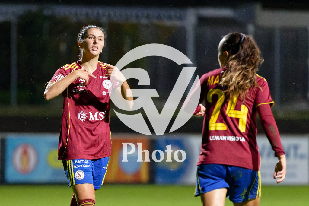 DZ8_7218_c | Switzerland: AXA Womens Super League 2025/26, Servette FC Chenois Feminin vs FC Aarau Frauen - Stade des Trois-Chene, Chene-Bourge: Ghoutia Habiba Karchouni (10 Servette FC Chenois Feminin) speaks with Joana Marchao (24 Servette FC Chenois Feminin) 
