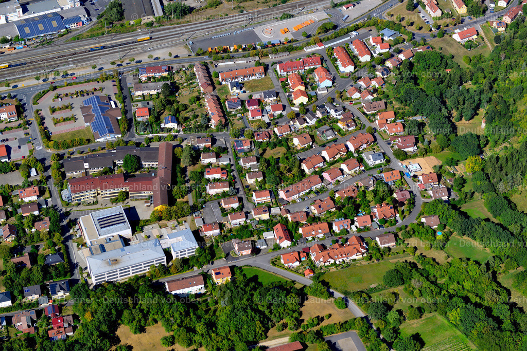 3650368 | Ochsenfurt 31.08.2016 Wohngebiet - Mischbebauung der Mehr- und Einfamilienhaussiedlung  in Ochsenfurt im Bundesland Bayern, Deutschland // Residential area - mixed development of a multi-family housing estate and single-family housing estate  in Ochsenfurt in the state Bavaria, Germany Foto: Gerhard Launer