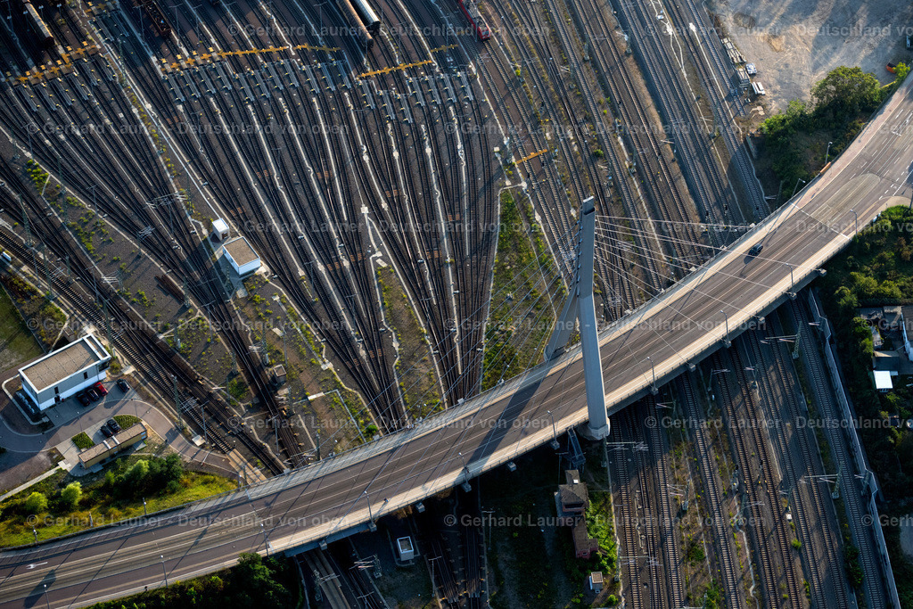 4062512 | HALLE (SAALE) 08.09.2021 Spannbetonviadukt der Berliner Brücke an der Berliner Straße in Halle (Saale) im Bundesland Sachsen-Anhalt. Weiterführende Informationen bei: Donges SteelTec GmbH,  Ed. Züblin AG,  Ingenieurbüro GRASSL GmbH. // View of Berlin Bridge in Halle (Saale) in Saxony-Anhalt. Further information at: Donges SteelTec GmbH,  Ed. Zueblin AG,  Ingenieurbuero GRASSL GmbH. Foto: Gerhard Launer