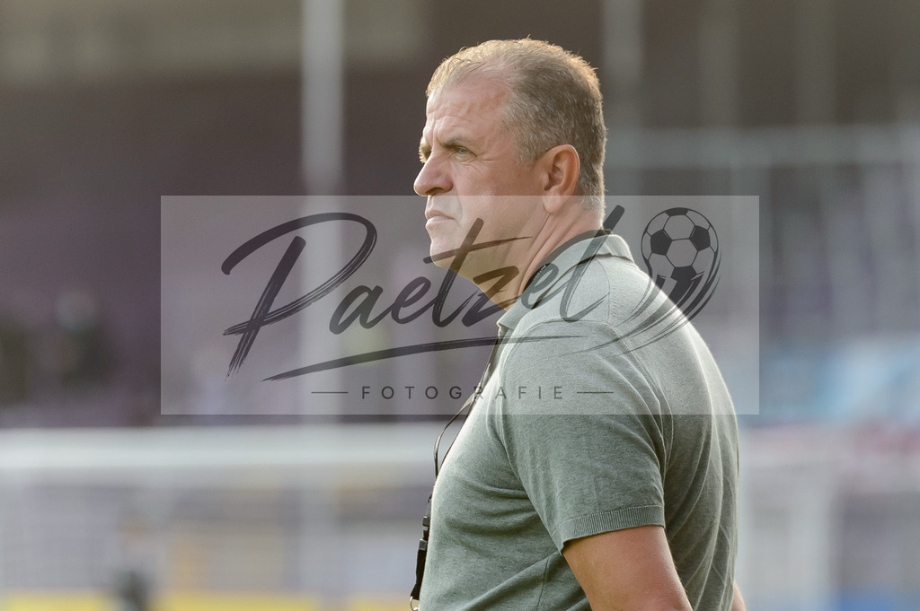 OSNVKO2021090620210906_224 | Fussball, Herren: Sport-Vorstand Franz Wunderlich (FC Viktoria Koeln) schaut beim Spiel der 3. Liga zwischen VfL Osnabrueck und FC Viktoria Koeln im Stadion an der Bremer Bruecke am 06.09.2021 in Osnabrueck, Deutschland.DFB / DFL REGULATIONS PROHIBIT ANY USE OF PHOTOGRAPHS AS IMAGE SEQUENCES AND/OR QUASI-VIDEO. - Realisiert mit Pictrs.com
