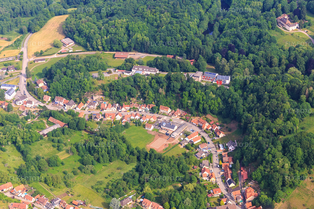 Luftbild: Dorf im Lautertal von Süden im Ortsteil Weiler in Wissembourg im Bundesland Bas-Rhin in Frankreich. – Foto: IMG_100697.jpg vom 05.06.2017 durch Werner Riehm/FLY-FOTO.de – Auflösung des Originals: 4685 x 3123 px