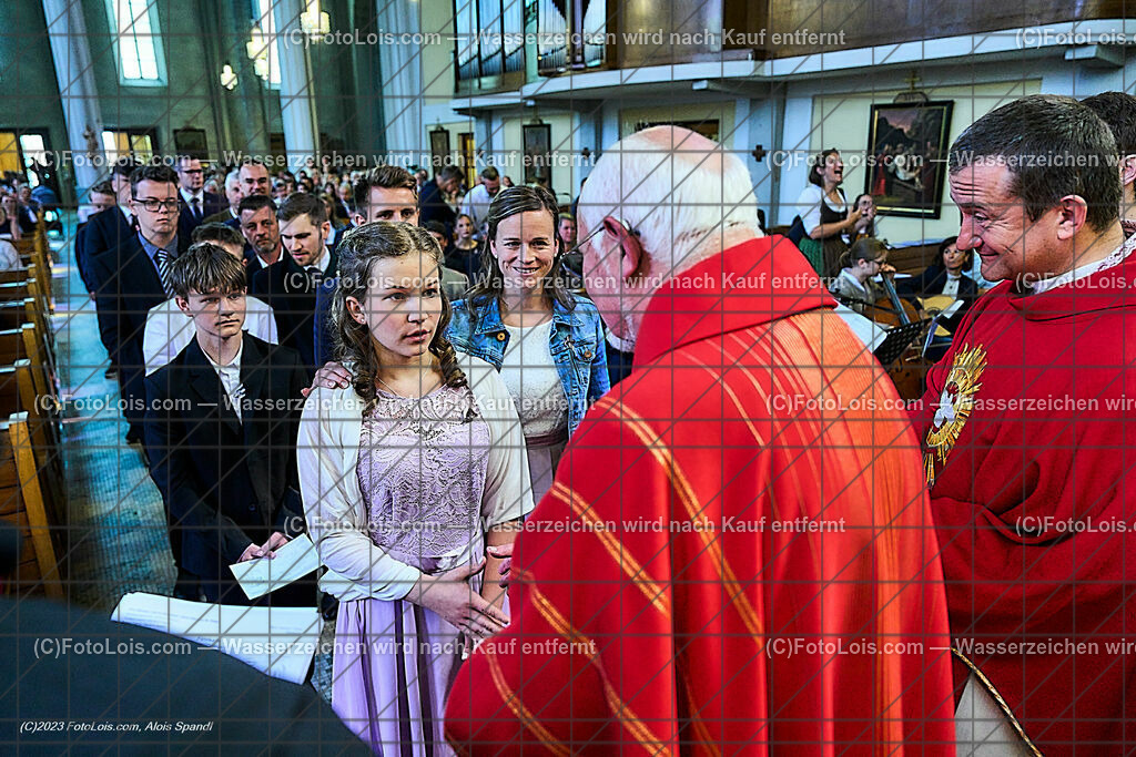 ALP2442_Pfarrfirmung Wieselburg_Sakrament der Firmung | (C)FotoLois.com, Alois Spandl, Pfarrfirmung in Wieselburg mit Firmspender Eduard Gruber (ehemaliger Generalvikar der Diözese St. Pölten), Sa 3. Juni 2023.