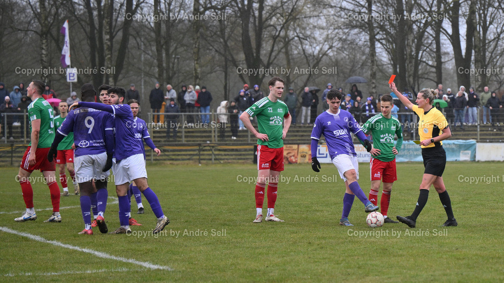 VfR Neumünster vs MTSV Hohenwestedt | Gelb-Rote Karte gegen Henrik Schnoor (MTSV #5 ganz links) durch Schiedsrichterin Anna-Lena Heidenreich / Fußball-Oberliga Männer 2024/2025 / VfR Neumünster vs MTSV Hohenwestedt / VfR-Stadion / Neumünster / 16.03.25 - Realisiert mit Pictrs.com