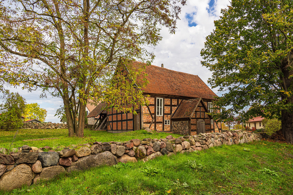 Haus und Mauer in Carwitz in der Feldberger Seenlandschaft | Haus und Mauer in Carwitz in der Feldberger Seenlandschaft.