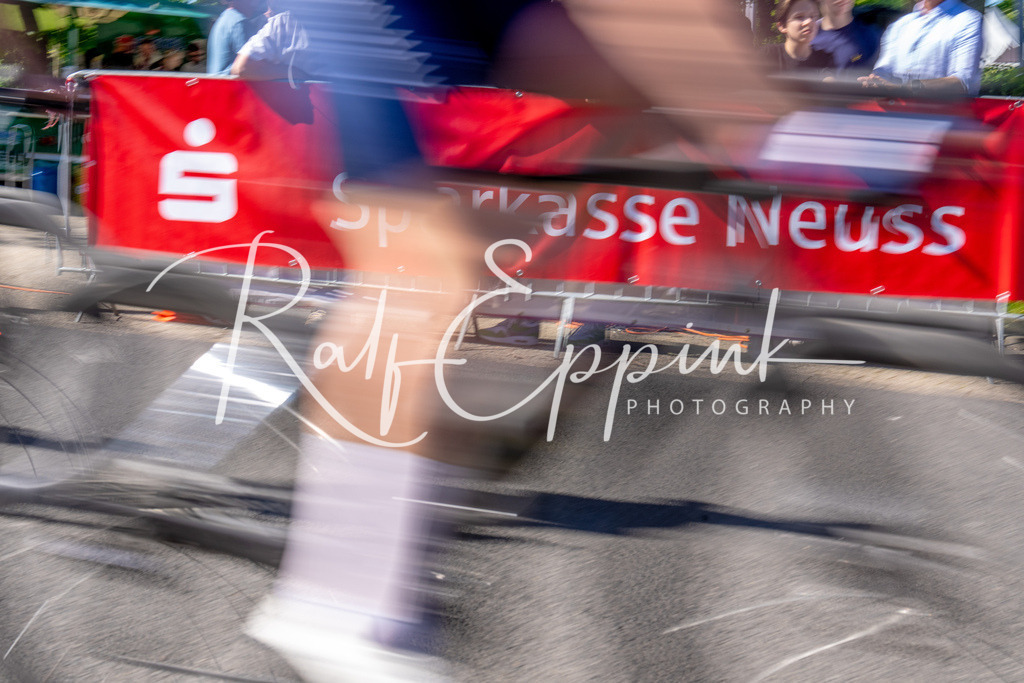 Spurt in den Mai 2026 - Großer Preis der Sparkasse Neuss | Annual one-day road cycling race "Großer Preis der Sparkasse Neuss" held in Büttgen, Germany, organized by VfR Büttgen 1912 e.V. The event features multiple races across all age categories from U11 youth to Elite men. - Realisiert mit Pictrs.com