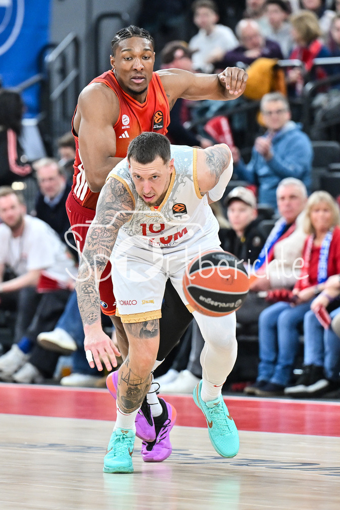 FC Bayern Basketball - AS Monaco Basket | MUNICH, GERMANY - 05. FEBRUARY: im Duell David McCORMACK (FC Bayern Basketball 33) und Daniel THEIS (AS Monaco Basket 10) während dem Match zwischen dem FC Bayern Basketball und dem AS Monaco Basket am 27. Spieltag der EuroLeague im SAP GARDEN