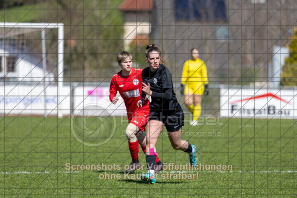 20250406_140844_0093 | Judith Schutte (1.FC Donzdorf #07)1.FC Donzdorf (rot) vs. SV Jungingen (schwarz), Fussball, Frauen-Verbandsliga Württemberg, 16. Spieltag, Saison 2024/2025, Rasenplatz Lautertal Stadion, Süßener Straße 16, 73072 Donzdorf, 06.04.2025 - 13:00 Uhr,Foto: PhotoPeet-Sportfotografie/Peter Harich