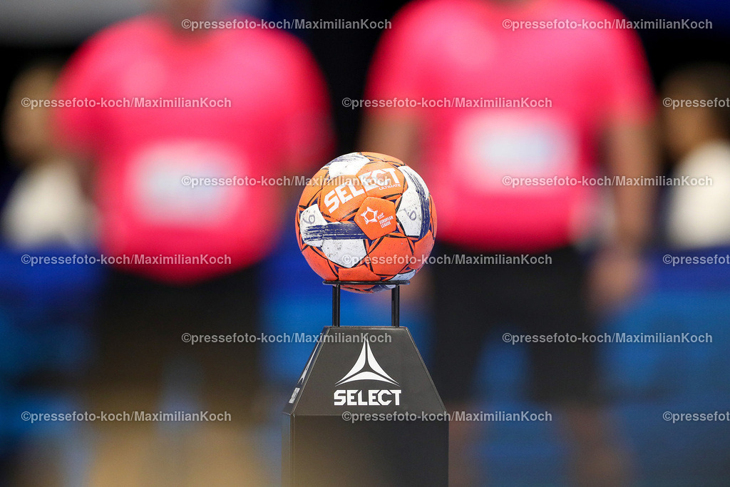 Gum08102401037 | 08.10.2024, Handball, European League, VfL Gummersbach - IK Sävehof, Schwalbe-Arena: Feature Symbolbild Schriftzug Detail Detailfoto Nahaufnahme Symbol Symbolfoto  offizieller Spielball