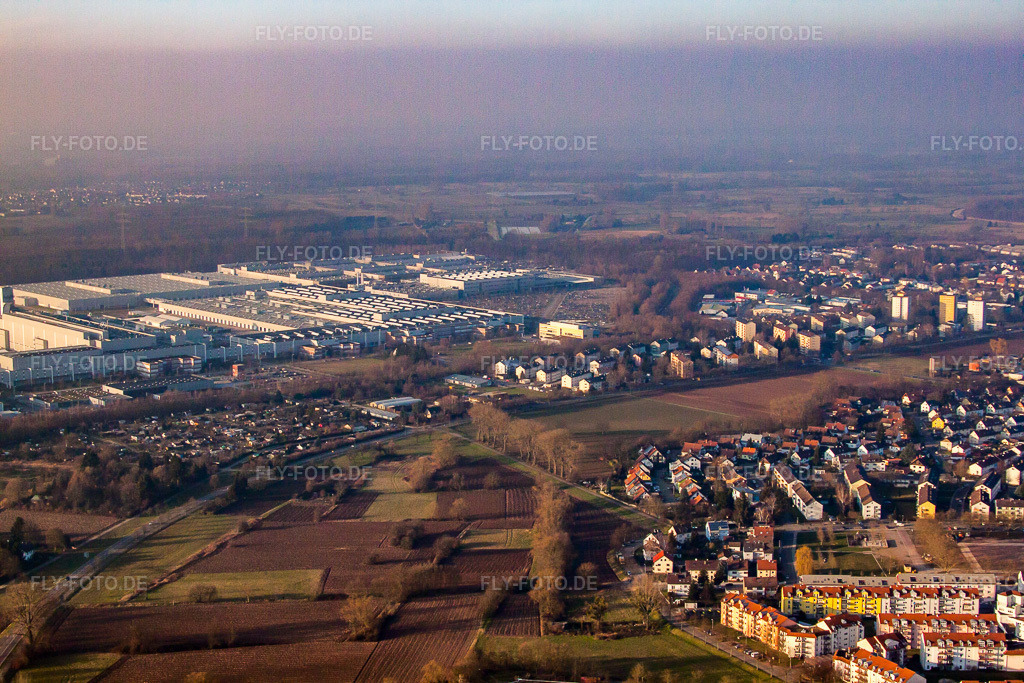 Luftbild: Mercedes Benz Werk von Südosten in Rastatt im Bundesland Baden-Württemberg in Deutschland. Foto: IMG_62001.jpg vom 31.01.2014 durch Werner Riehm/FLY-FOTO.de