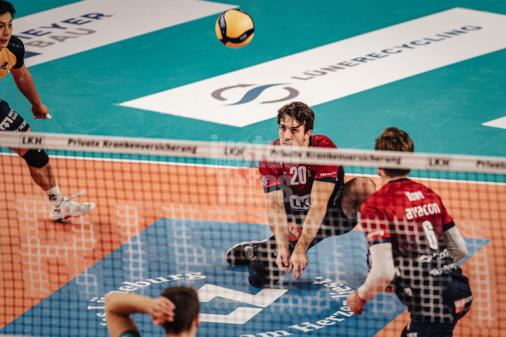 Volleyball | Herren | Saison 2025/2026 | 1. Volleyball Bundesliga Männer | DVV Pokal Halbfinale | SVG Lüneburg vs. SWD powervolleys Düren | 16.12.2025 | Annahme von Ethan Champlin (#20, SVG Lüneburg)