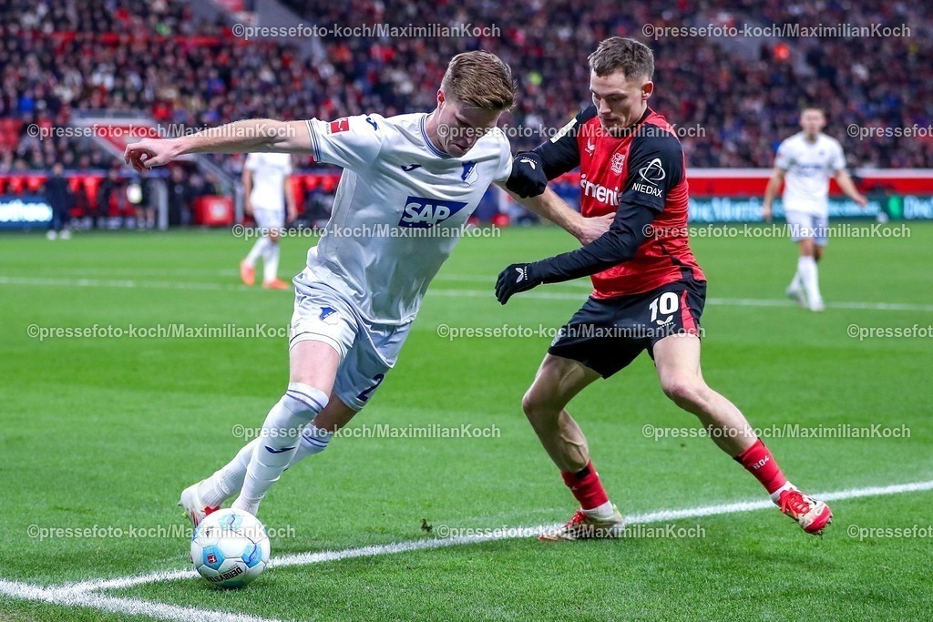 Lev02022501041 | 02.02.2025, Fußball, Bayer 04 Leverkusen - TSG 1899 Hoffenheim, 1. Fußball Bundesliga, 20. Spieltag, BayArena, Saison 2024 2025: Marius Bülter (Hoffenheim #21) im Zweikampf gegen Florian Wirtz (Bayer04 Leverkusen #10) DFB regulations prohibit any use of photographs as image sequences and or quasi-video.