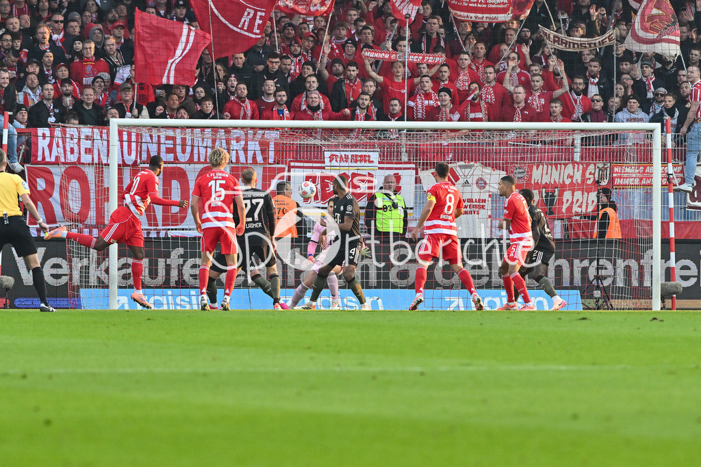 1. FC Union Berlin - FC Bayern München | Berlin, DEUTSCHLAND - 8. NOVEMBER: Ilyas ANSAH (Union Berlin 10) erzielt in dieser Szene den Treffer zum 1-0 / Abseits - KEIN TOR - / während dem Bundesligamatch zwischen dem 1. FC Union Berlin und dem FC Bayern München am 10. Spieltag im Stadion an der alten Försterei am 8. November 2025 in Berlin, Germany / DFL REGULATIONS PROHIBIT ANY USE OF PHOTOGRAPHS AS IMAGE SEQUENCES AND/OR QUASI-VIDEO