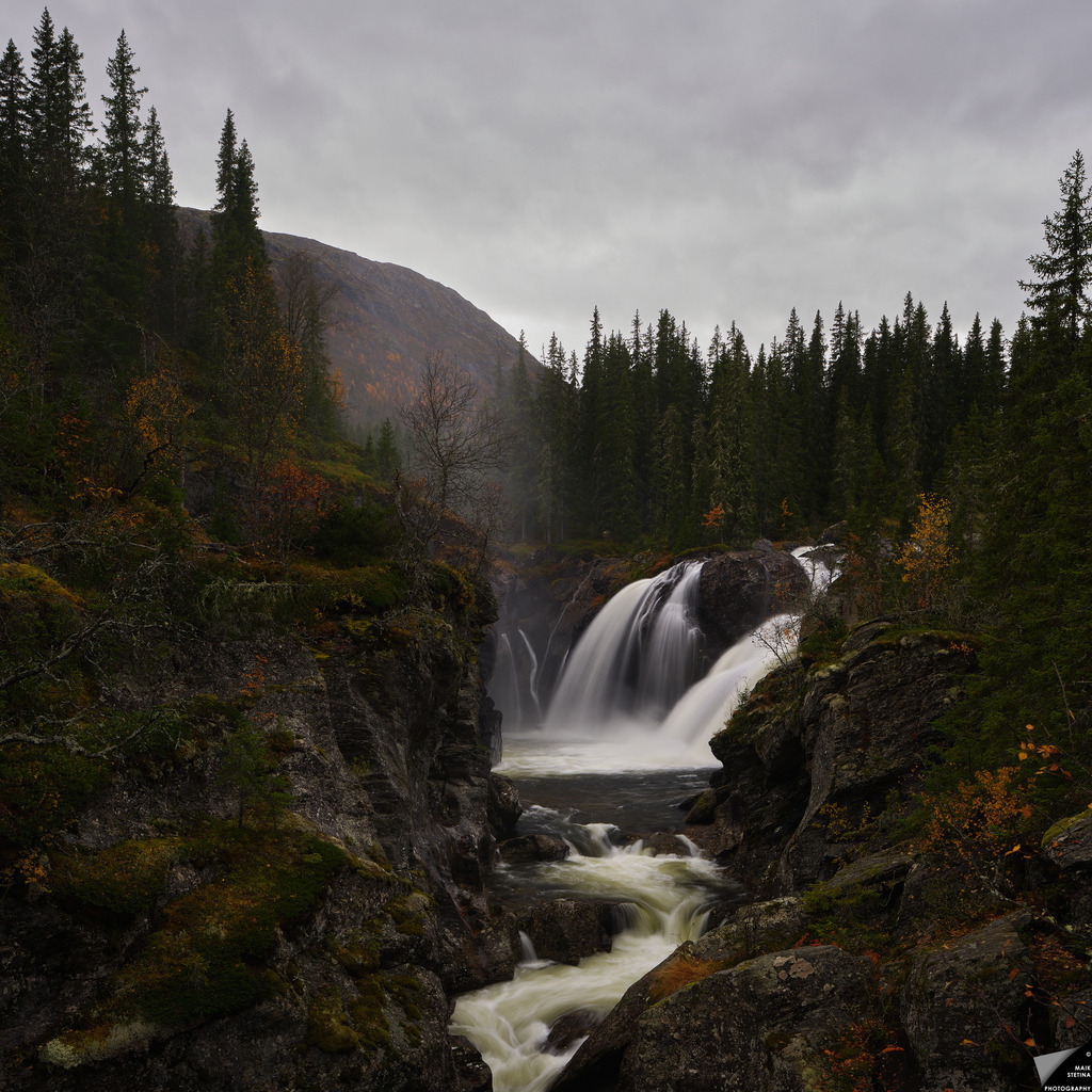 Der malerische Rjukandefossen im Herbst | An einem der schönsten Wasserfälle Norwegens tauche ich in die wilde Natur Skandinaviens ein und der sonst so laute Alltag geht im Rauschen des Wassers vollständig unter. - Realisiert mit Pictrs.com