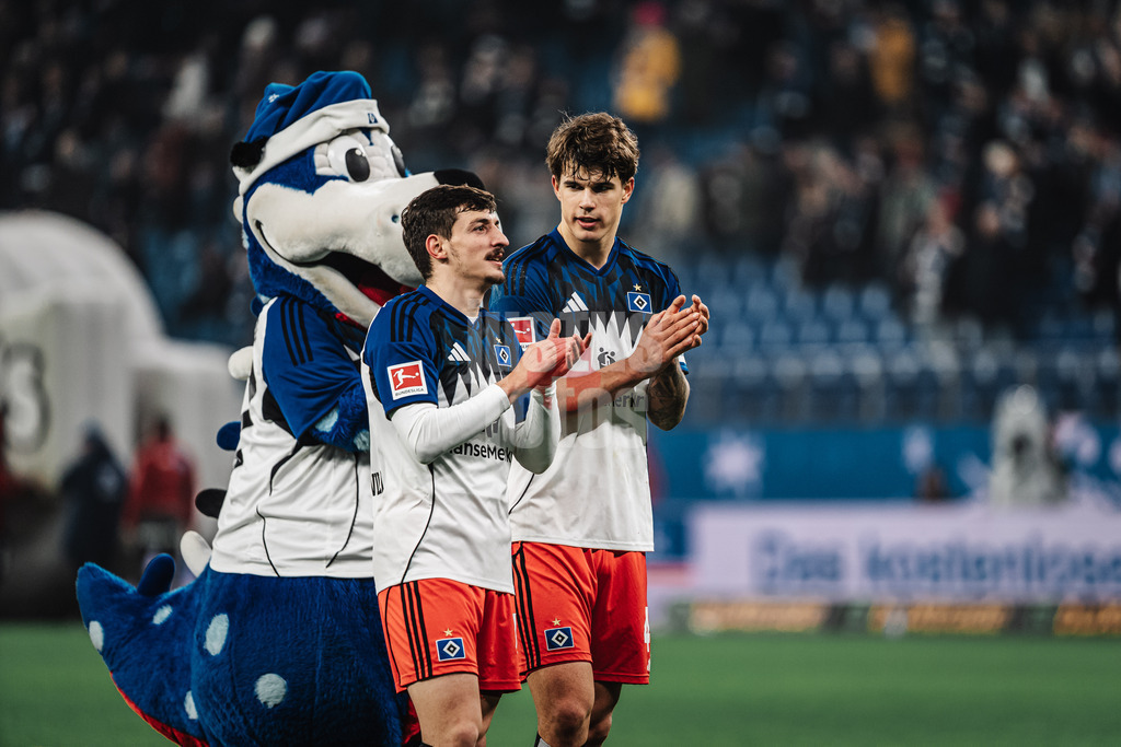 Fußball | Männer | Saison 2025/2026 | 1. Fußball-Bundesliga | 15. Spieltag | Hamburger SV vs. Eintracht Frankfurt | 20.12.2025 | v.l. Giorgi Gocholeishvili (#16, HSV) und Luka Vuskovic (#44, HSV) nach dem Spiel