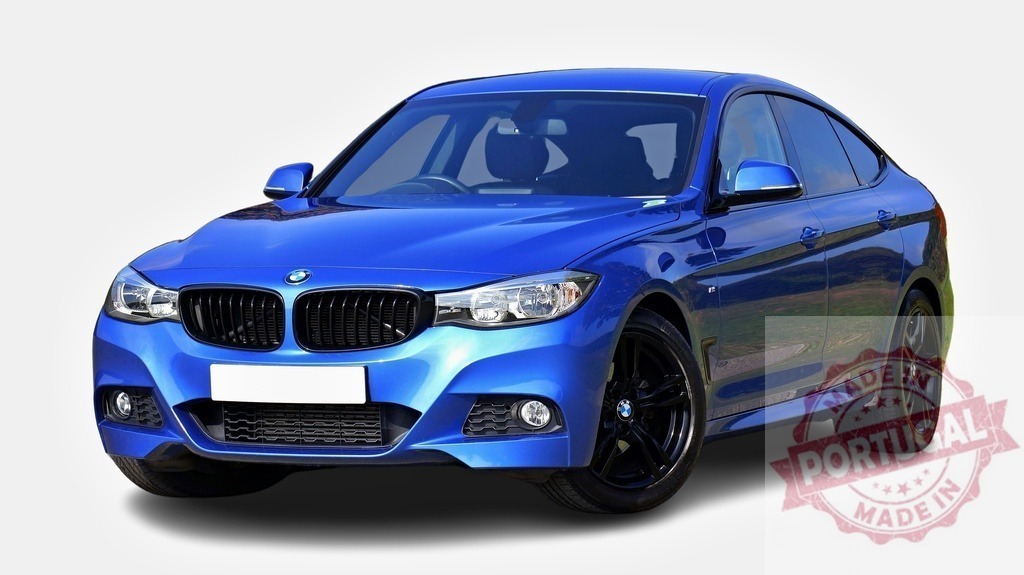BMW 3 series gran turismo posing in a white background | Stylish blue BMW 3 series gran turismo posing in a white background - Realisiert mit Pictrs.com