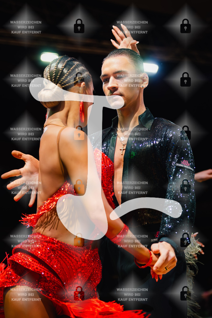 GOC 2025 - WDSF GrandSlam Latin 35th-38th (215) Marius Eric Nitu _ Lisha Wang (Germany)-2025-08-23-1998 | Webshop for digital downloads and prints of dance sport, event & show photographer Julian Link - Realisiert mit Pictrs.com