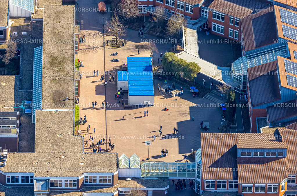 Holzwickede230213741-2 | Luftbild, Clara-Schumann-Gymnasium, Schulkinder auf dem Schulhof, Holzwickede, Ruhrgebiet, Nordrhein-Westfalen, Deutschland
