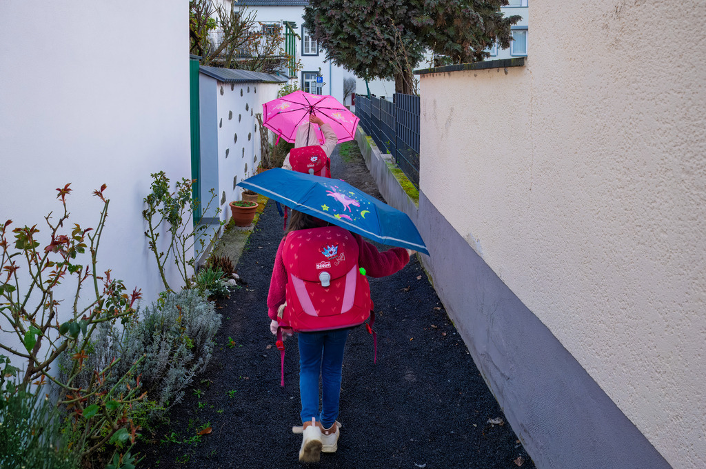 Zwei Kinder unter dem Regenschirm 02-2 | pressefoto-homann - Realisiert mit Pictrs.com