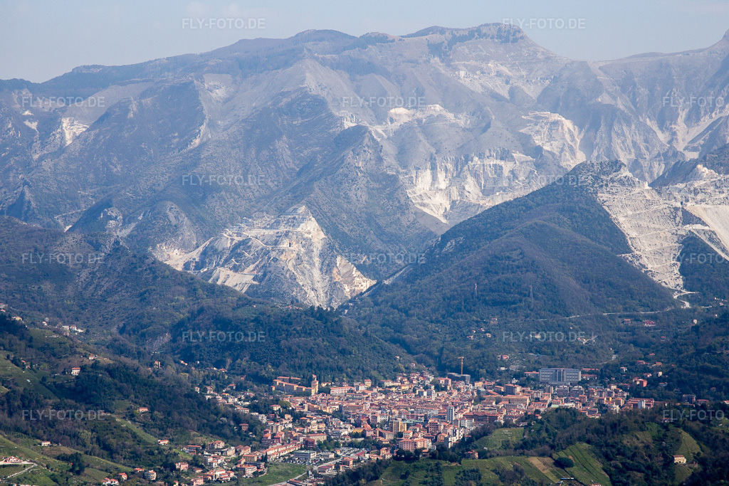 Luftbild: Steinbruch zum Abbau und zur Gewinnung von Marmor in Carrara im Bundesland Massa-Carrara in Italien. Foto: IMG_087169.jpg vom 04.04.2016 durch Werner Riehm/FLY-FOTO.de