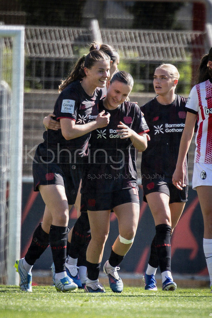 Google Pixel Frauen-Bundesliga; Bayer 04 Leverkusen - SC Freiburg, 26.04.2026 | Torjubel nach dem 2:0 durch Estrella Marino Gonzales (Bayer 04 Leverkusen, 10, rechts); Bayer 04 Leverkusen - SC Freiburg an Spieltag 23 der Google Pixel Frauen-Bundesliga am 26.04.2026 im Ulrich-Haberland-Stadion in Leverkusen (Nordrhein-Westfalen). DFL REGULATIONS PROHIBIT ANY USE OF PHOTOGRAPHS AS IMAGE SEQUENCES AND/OR QUASI-VIDEO.