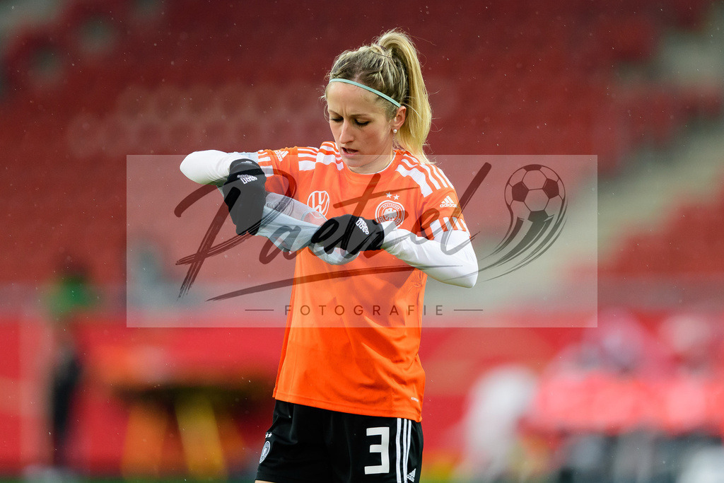 GERTUR20211126_082 | Fussball, Frauen: Kathrin Hendrich (Germany) schaut bei dem Spiel der WM-Qualifikation zwischen Deutschland und Tuerkei im Eintracht-Stadion am 26.11.2021 in Braunschweig, Deutschland. - Realisiert mit Pictrs.com