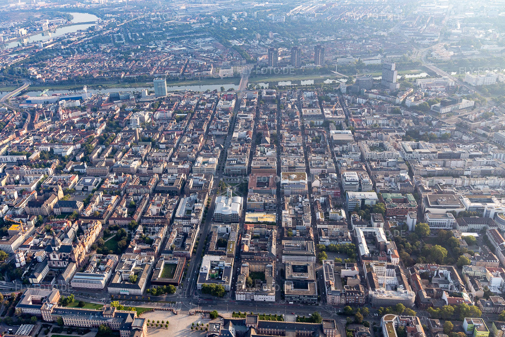 Luftbild: Innenstadtgebiet mit Quadraten zwischen dem Hufeisen-förmigen Ring und dem Schloss im Ortsteil Innenstadt in Mannheim im Bundesland Baden-Württemberg in Deutschland. Foto: IMG_116936.jpg vom 25.08.2019 durch Werner Riehm/FLY-FOTO.de