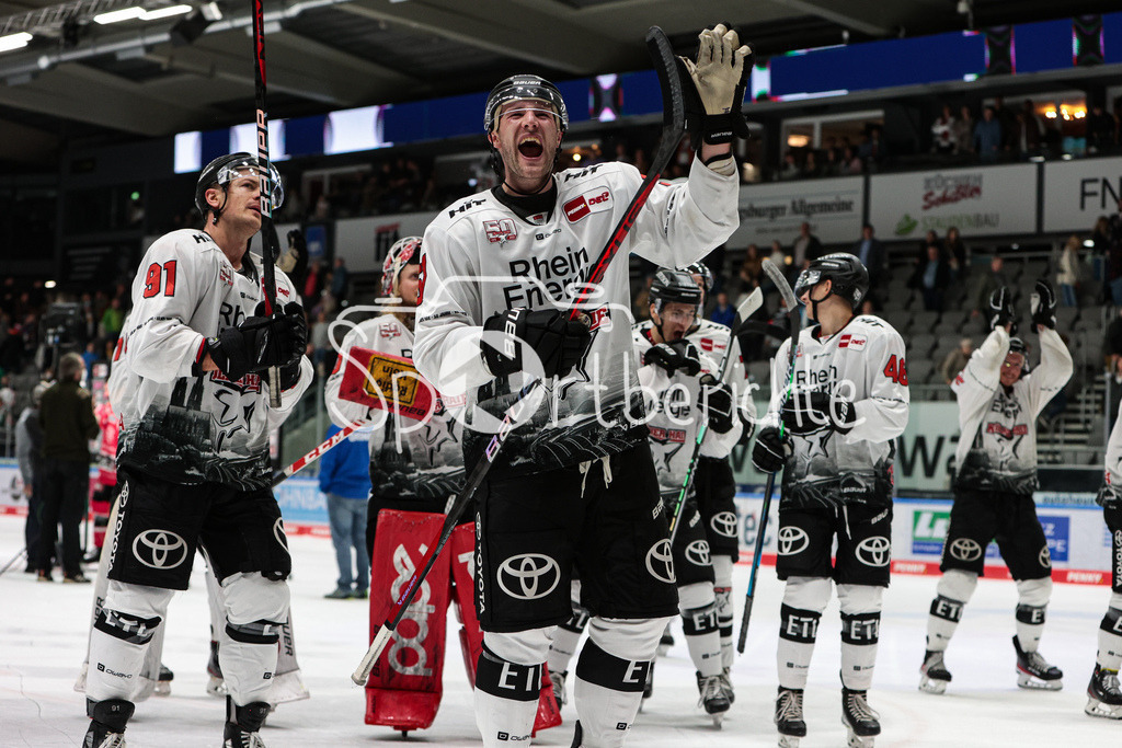 Augsburger Panther - Koelner Haie  | Die Koelner Haie feiern zusammen mit den Fans den Sieg in Augsburg