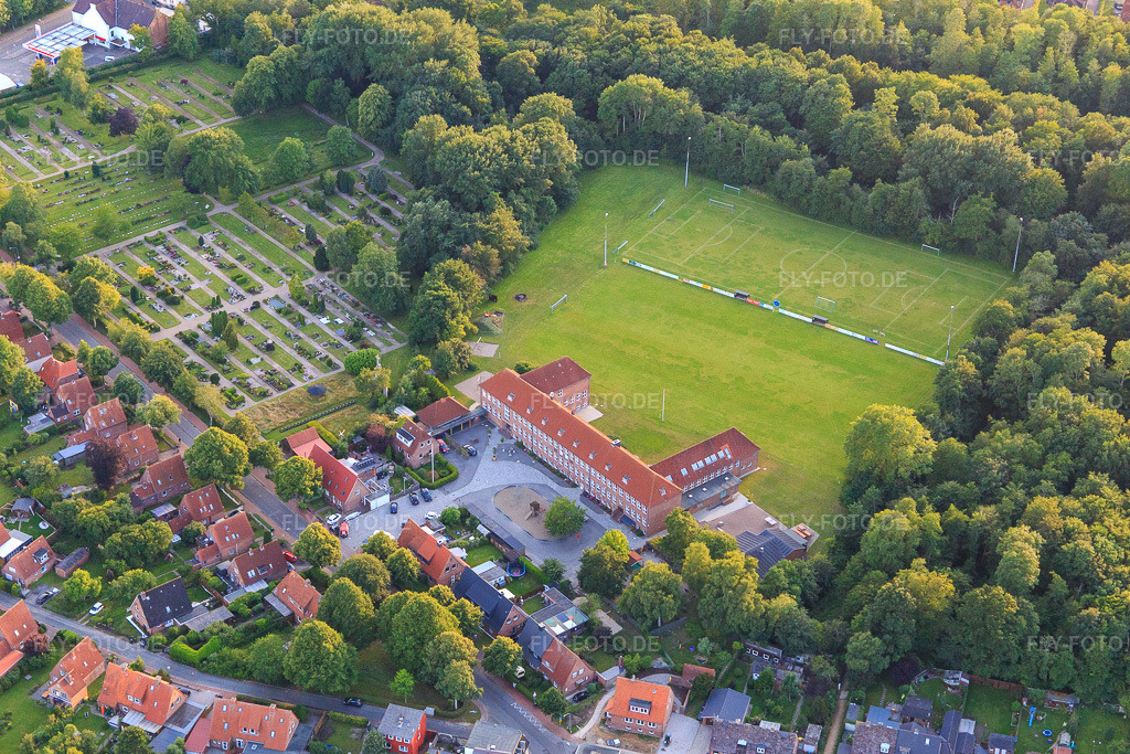 Luftbild: Uffe Skolen und Ejdersted Daginstitution dansk - dänische Schule und Kindergarten in Tönning im Bundesland Schleswig-Holstein in Deutschland. Foto: IMG_007863.jpg vom 08.07.2020 durch Werner Riehm/FLY-FOTO.de