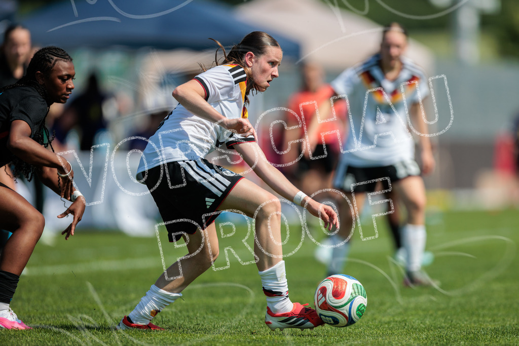 Testspiel U16-Juniorinnen: Deutschland – England | Die Bildergalerie dokumentiert das Länderspiel der deutschen U16-Juniorinnen gegen die Auswahl Englands. Die Fotografien zeigen Spielaktionen, Zweikämpfe, Torchancen, Mannschaftsszenen sowie weitere Impressionen der Begegnung. Die Aufnahmen entstanden im Rahmen des Testspiels beider Nachwuchsnationalmannschaften in der Kümpel + Hellmeister Arena in Hamm am 20. Juni 2026 und halten die sportlichen und emotionalen Momente des Spiels fest. - Realisiert mit Pictrs.com
