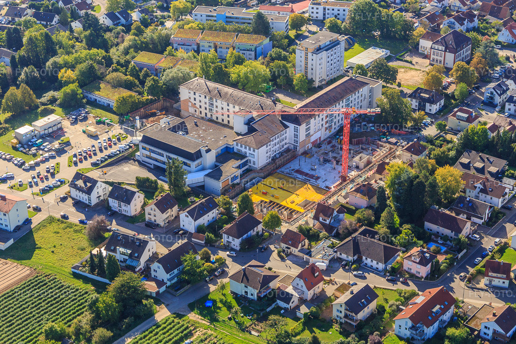 Luftbild: Baustelle zur Erweiterung der Asklepios Südpfalzklinik Kandel in Kandel im Bundesland Rheinland-Pfalz in Deutschland. Foto: IMG_149911.jpg vom 18.09.2025 durch Werner Riehm/FLY-FOTO.deAsklepios Südpfalzklinik Kandel - Asklepios Südpfalzklinik Kandel