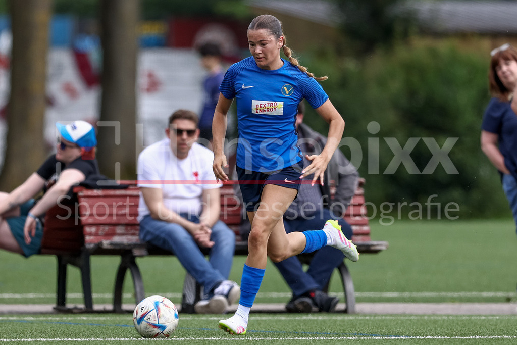 Fussball, Aufstiegsrunde Regionalliga Nord Frauen, FC Union 60 - SC Victoria Hamburg | Finja Paape (SC Victoria Hamburg, 17) am Ball, Einzelbild, Ganzkörper, Aktion, Action, Spielszene