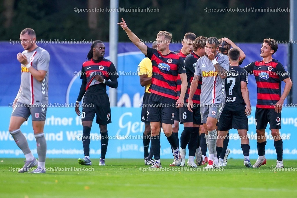 FCVK29082501050 | 29.08.2025, Fußball, FC Viktoria Köln – SSV Jahn Regensburg, 3.Liga, Sportpark Höhenberg, Saison 2025 2026: Torjubel nach dem Tor zum 1:0 durch Torschütze Tim Kloss (Viktoria Koeln #18)  zusammen mit  Lars Dietz (Viktoria Koeln #02) DFB regulations prohibit any use of photographs as image sequences and or quasi-video.