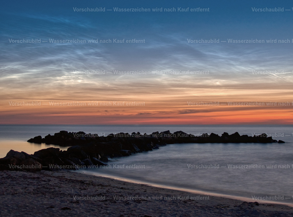Leuchtende Nachtwolken am Strand von Kalifornien.  | Leuchtende Nachtwolken über der Kieler Bucht am Strand von Kalifornien. 