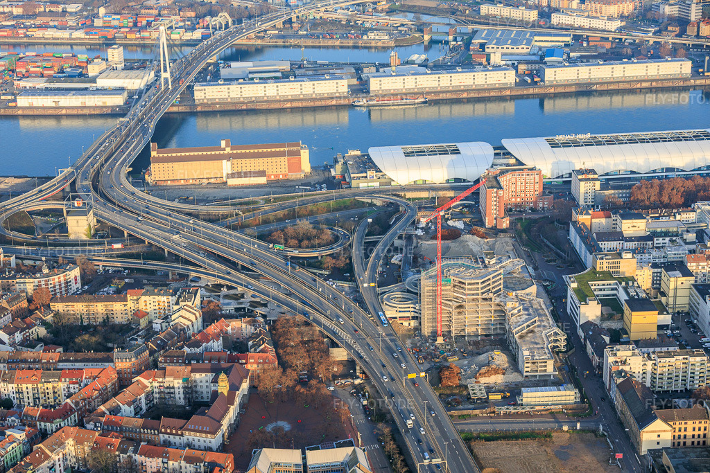 Luftbild: Halb abgerissenes, ehemaliges Rathaus Ludwigshafen im ehemaligen Rathaus Center an der noch abzureissenden Hochstraße Nord(B44) im Ortsteil Mitte in Ludwigshafen im Bundesland Rheinland-Pfalz in Deutschland. Foto: IMG_152025.jpg vom 12.12.2025 durch Werner Riehm/FLY-FOTO.de