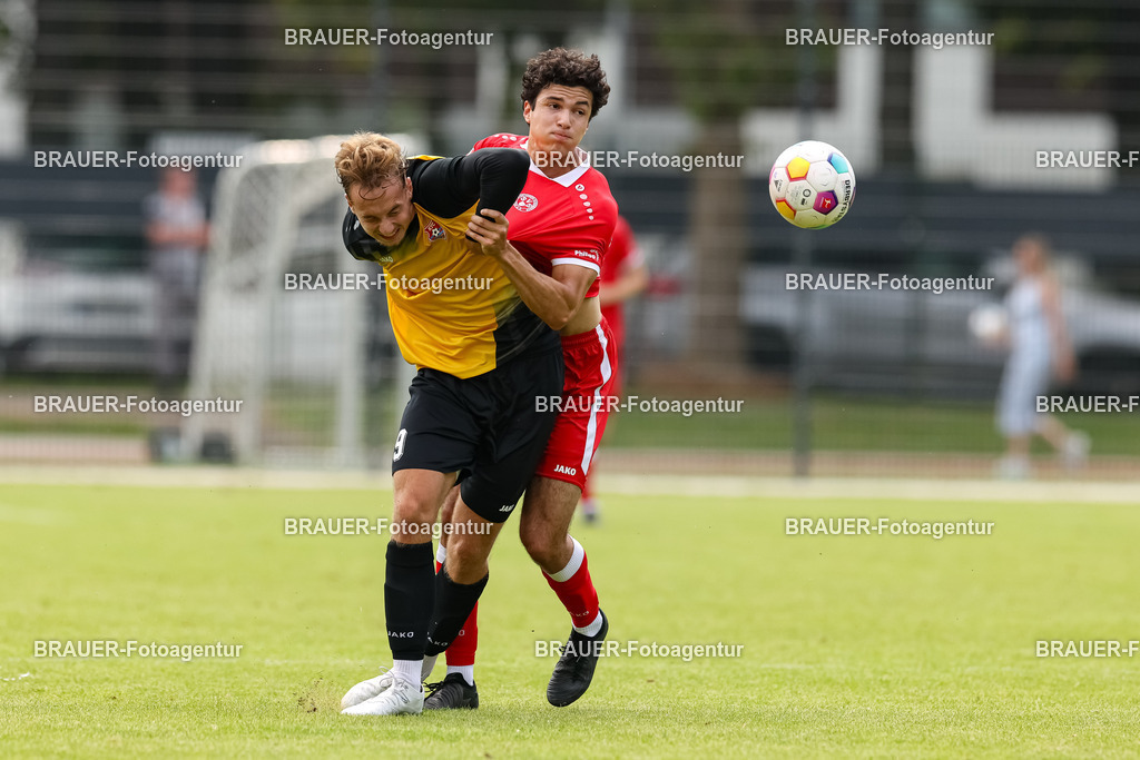 1_SVSKFC_20250726_0711.JPG -  - SV Schermbeck - KFC Uerdingen  - Testspiel | Schermbeck, Deutschland, 26.07.25: Etienne-Noel Reck (KFC Uerdingen) und Ilias Bouassaria (SV Schermbeck) im Kampf um den Ball während des Testspiel Spiels zwischen SV Schermbeck - KFC Uerdingen  in der Volksbank Arena am 26. July 2025 in Schermbeck, Deutschland. (Foto von Stefan Brauer/Brauer-Fotoagentur)