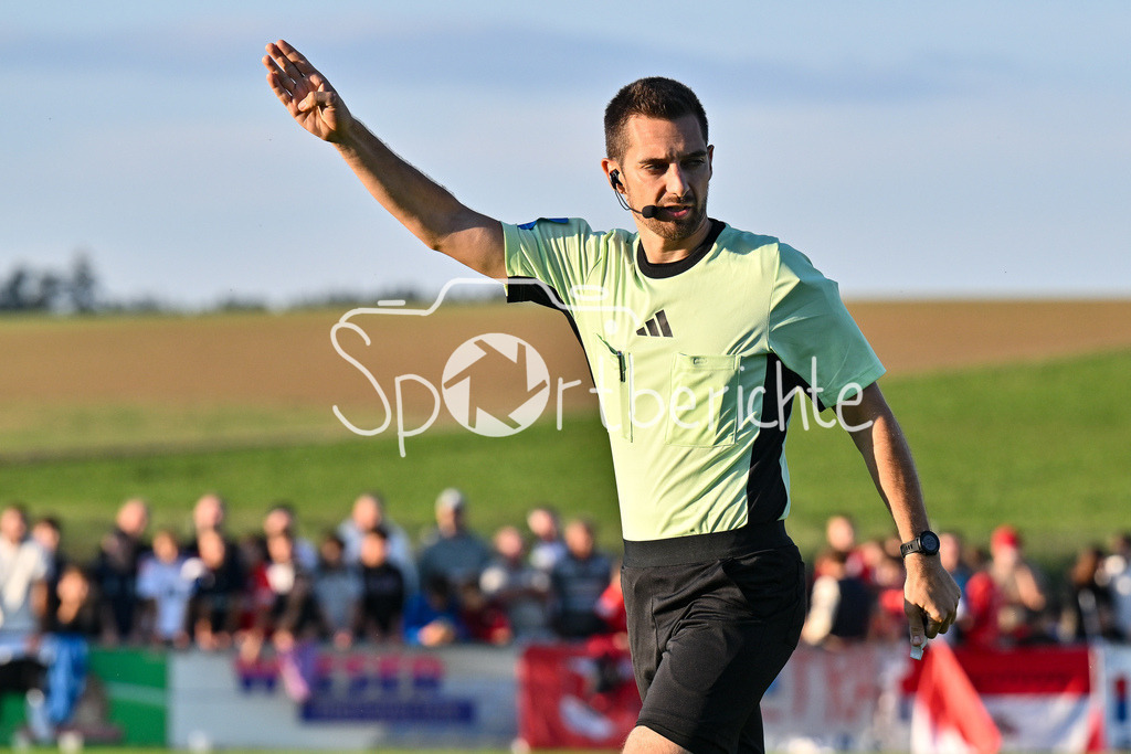 SpVgg Hankofen-Hailing - FC Bayern Amateure | Im Bild Schiedsrichter Maximilian ZIEGLER in Aktion / Freisteller / Einzelfoto / Regionalliga Bayern: SpVgg Hankofen-Hailing - FC Bayern München II, Maierhofer-Bau Stadion am 20.09.2024