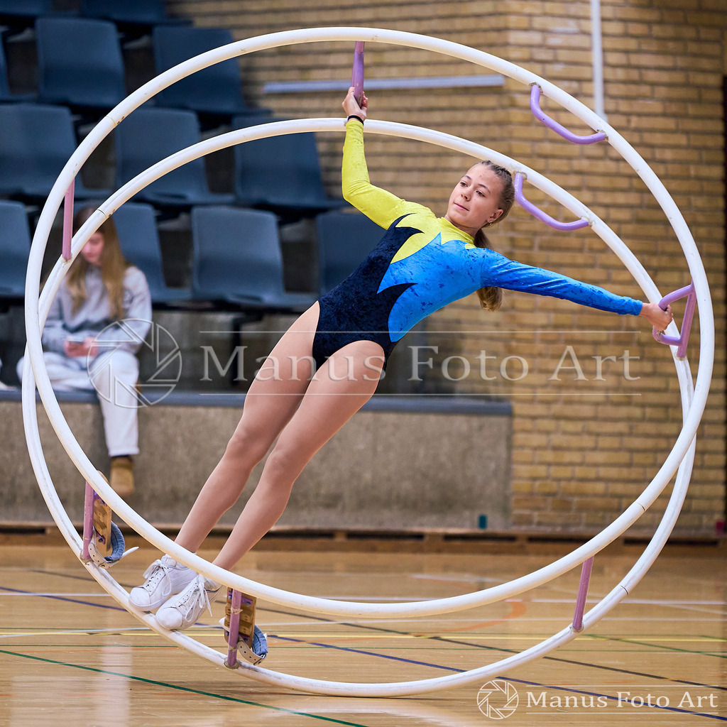 2024-11-09-4-D-DSC00417 | Professionelle Sportfotografie in Hamburg, Schleswig-Holstein und Niedersachsen – spezialisiert auf Rhönrad, Geräteturnen, Leistungsturnen und rhythmische Sportgymnastik. Bundesweite Begleitung von Rhönrad-Events. Jetzt Sport-Fotos - Realisiert mit Pictrs.com