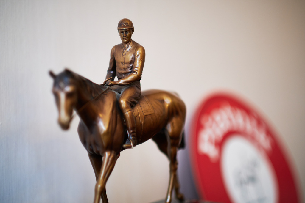 Piatnik Jockey Bronze Figur im Büro | Wien, Austria - April 07, 2021: Piatnik &amp; Söhne Spieleverlag; die Piatnik Jockey Bronze Figur im Büro. - Realisiert mit Pictrs.com