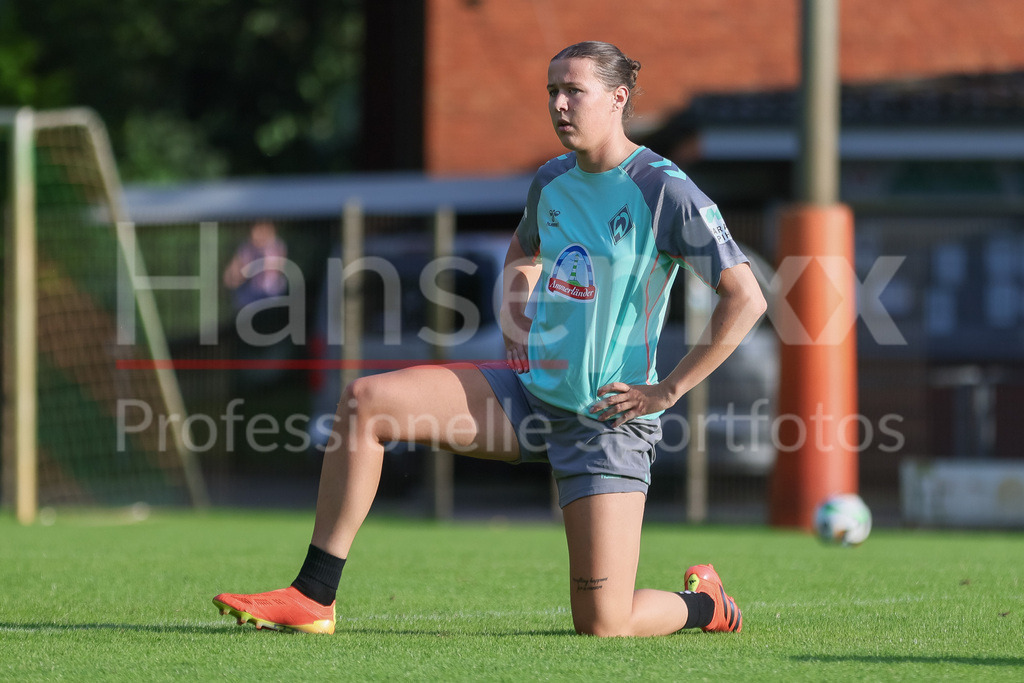 Fussball, Google Pixel Frauen-Bundesliga, Training SV Werder Bremen | v.li.: Larissa Mühlhaus (SV Werder Bremen, 7) bei einer Trainingsübung