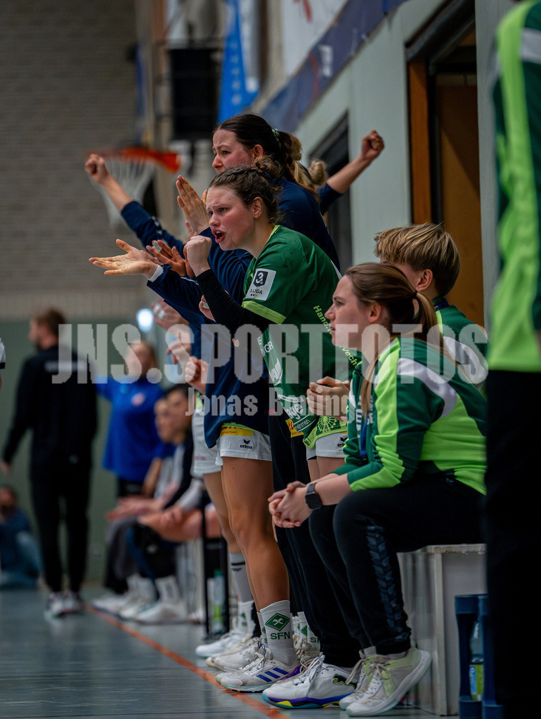 Handball I Frauen I Saison 2025-2026 I 3. Liga Staffel Nord I 10. Spieltag I SC SFN Vechta - HSG Blomberg-Lippe II I 0181 | Leonie Schreiber (55, SC SFN Vechta) bejubelt Ihre Mitspielerinnen  - Realisiert mit Pictrs.com