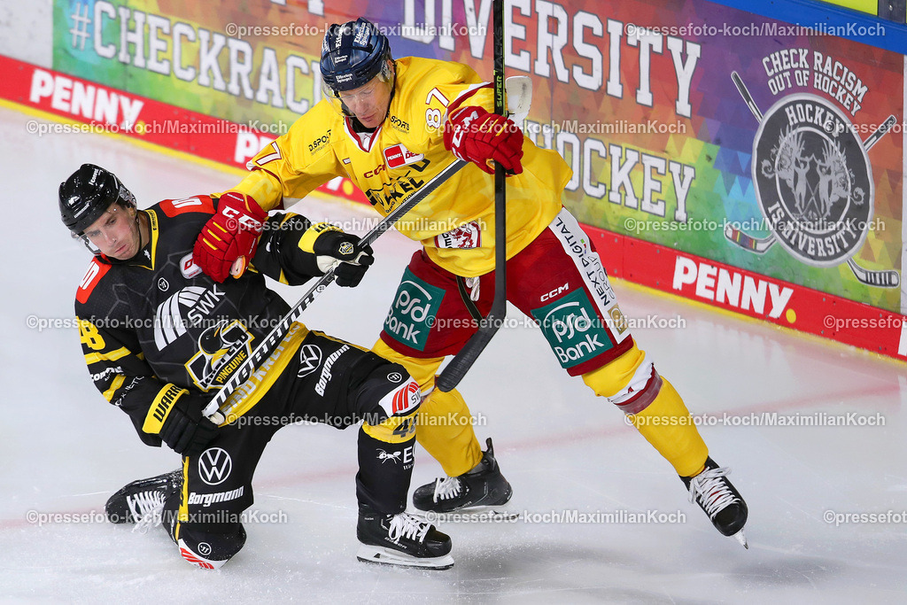 Kre18082301002 | 18.08.2023, Krefeld, Eishockey, Seidenstadt Cup, Tag1 Eröffnungsspiel, Yayla Arena, Krefelder Pinguine - Düsseldorfer EG:  Maximilian Adam (Krefelder Pinguine) kämpft gegen Philip Gogulla (Düsseldorfer EG)