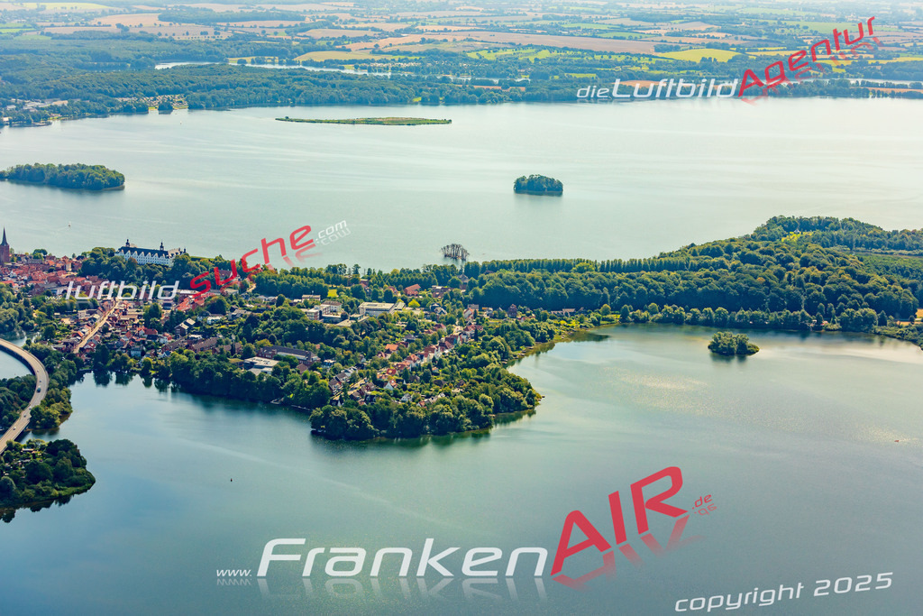 Luftbild Plön - Die Luftaufnahme wurde 2025 vom UL-Flugzeug heraus erstellt ( keine Drohne ) - Hochauflösende Luftaufnahme - für professionelle Ausdrucke geeignet. Die Geschenkidee !Hier alle&nbsp;Infos zur Lizenzierung der LuftaufnahmeWir fliegen auch dieses Jahr wieder in Ihre Region um Luftbilder zu erstellen.- Luftbild anfragen