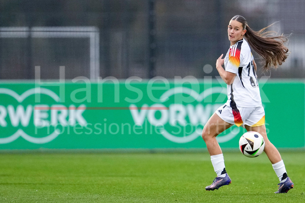 241024_F2P_FRAUEN_U23_DEUTSCHLAND_FRANKREICH_163818__OZ20401 | Tuana Mahmoud (Deutschland, 17), am Ball, Freisteller, Ganzkörper, Einzelbild, Einzelfoto, Aktion, Action, 24.10.2024, Frankfurt am Main  (Deutschland), Fussball, Länderspiel, U 23-Frauen, Deutschland - Frankreich, DFB/DFL REGULATIONS PROHIBIT ANY USE OF PHOTOGRAPHS AS IMAGE SEQUENCES AND/OR QUASI-VIDEO.