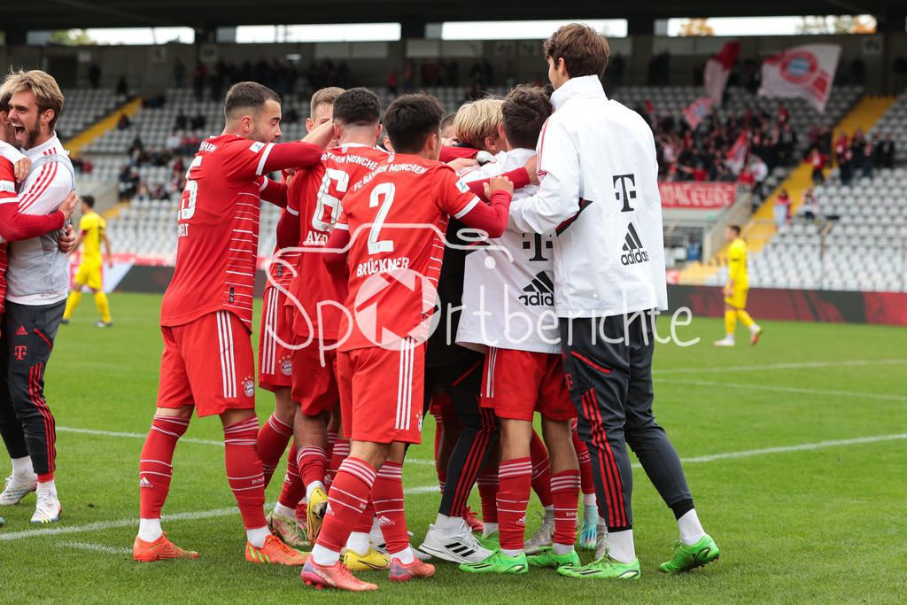 FC Bayern Amateure - FC Wuerzburger Kickers | DIe Bayern jubeln ueber den Siegtreffer von Yusuf KABADAYI (FCB #7)