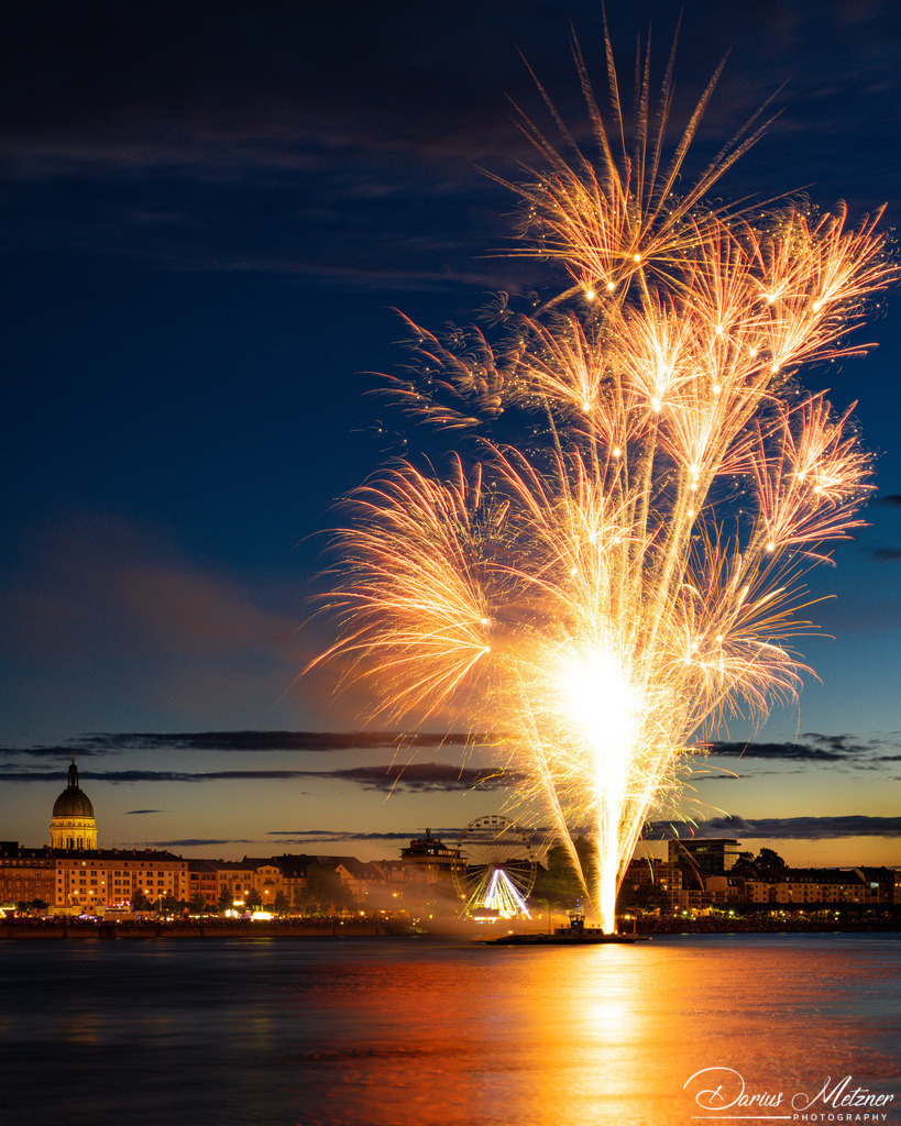Feuerwerk über Mainz am Rhein | Seit 1968 findet die Mainzer Johannisnacht statt. Das Fest wurde zum 500. Todestages von Johannes Gutenberg ins Leben gerufen. Nachdem die Veranstaltung zweimal ausgefallen war, wurde im Jahr 2022 der Abschluss des Festes mit einem Feuerwerk gefeiert.