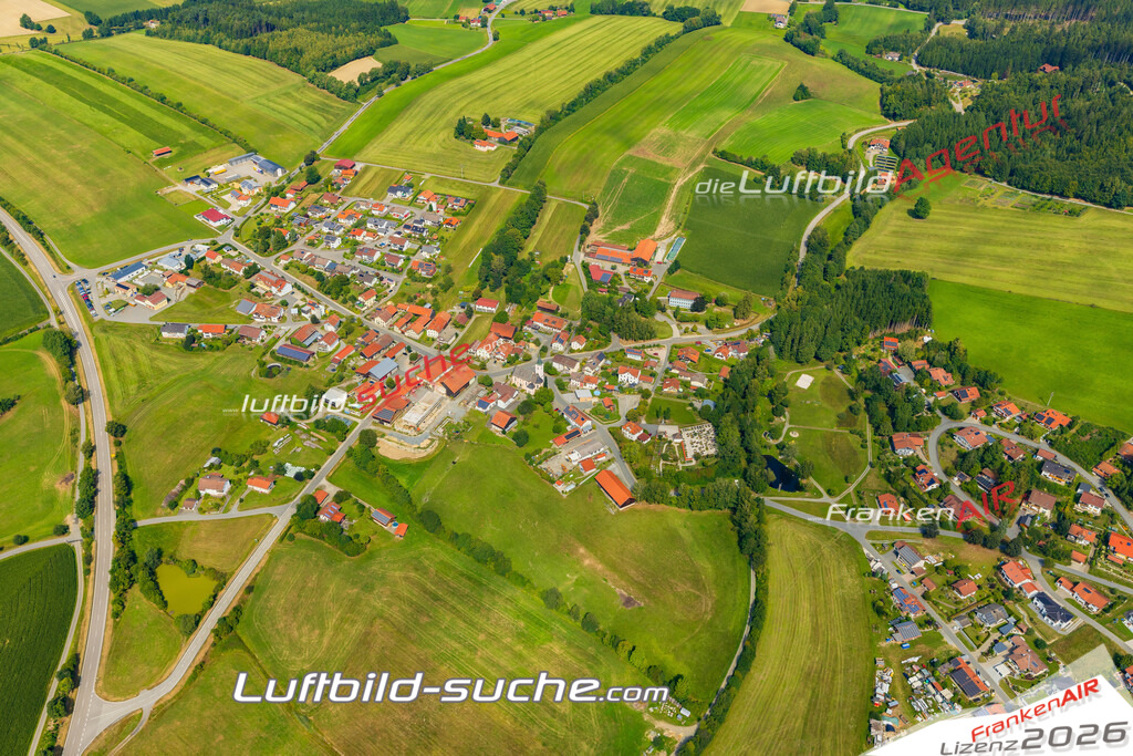 Luftaufnahme der Stadt Eppenschlag - Die Luftaufnahme wurde 2025 vom UL-Flugzeug heraus erstellt ( keine Drohne ) - Hochauflösende Luftaufnahme - für professionelle Ausdrucke geeignet. Die Geschenkidee !Mit Lizenz und Bildrechte bestellbar