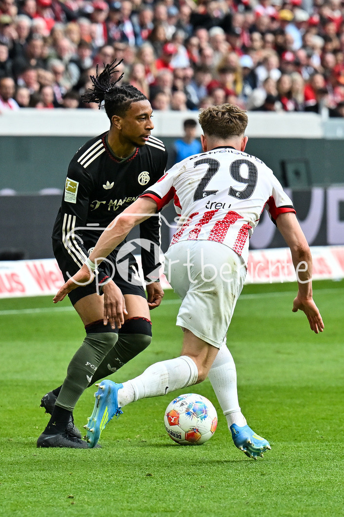 SC Freiburg - FC Bayern München | FREIBURG, GERMANY - 04. APRIL: im Duell Michael OLISE (FC Bayern Munich 17) und Philipp TREU (SC Freiburg 29) während dem Bundesligamatch zwischen dem SC Freiburg und dem FC Bayern München am 28. Spieltag im Europa-Park Stadion / DFL REGULATIONS PROHIBIT ANY USE OF PHOTOGRAPHS AS IMAGE SEQUENCES AND/OR QUASI-VIDEO