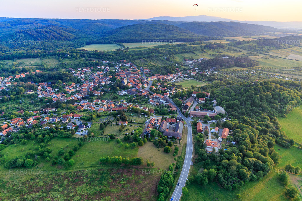 Luftbild: Ortsansicht von Osten im Ortsteil Heimburg in Blankenburg im Bundesland Sachsen-Anhalt in Deutschland. Foto: IMG_136587.jpg vom 17.06.2023 durch Werner Riehm/FLY-FOTO.de