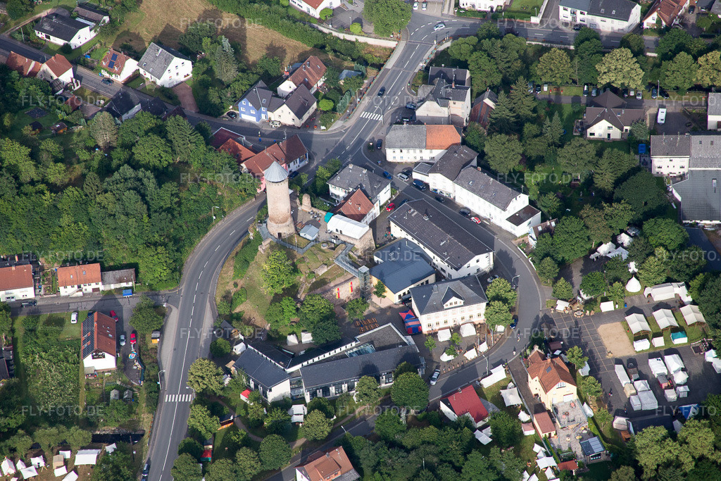 Luftbild: Burganlage der Veste Burg Nohfelden der Grafen von Veldenz in Nohfelden im Bundesland Saarland in Deutschland. – Foto: IMG_091969.jpg vom 16.07.2016 durch Werner Riehm/FLY-FOTO.de – Auflösung des Originals: 5472 x 3648 px – WWW.NOHFELDEN.DE